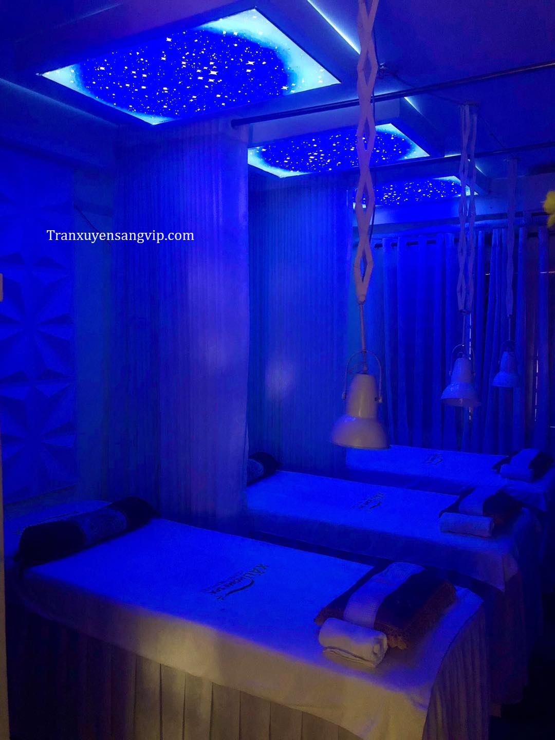 tran-led-xuyen-sang-cho-quan-1 Trần Led Xuyên Sáng Cho Quán