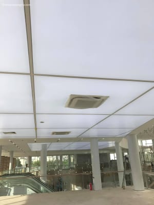 Trần Xuyên Sáng Trắng Trung Tâm Thương Mại